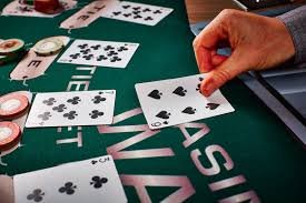 Pengguna melihat daftar FAQ untuk memahami layanan maxwin288